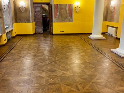 Parketo restauravimo rezultatas – tolygiai padengtas paviršius su pusiau matiniu laku